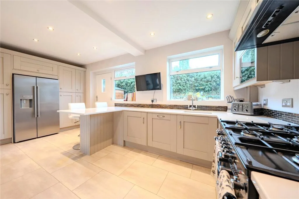 4 bedroom semi-detached house for rent