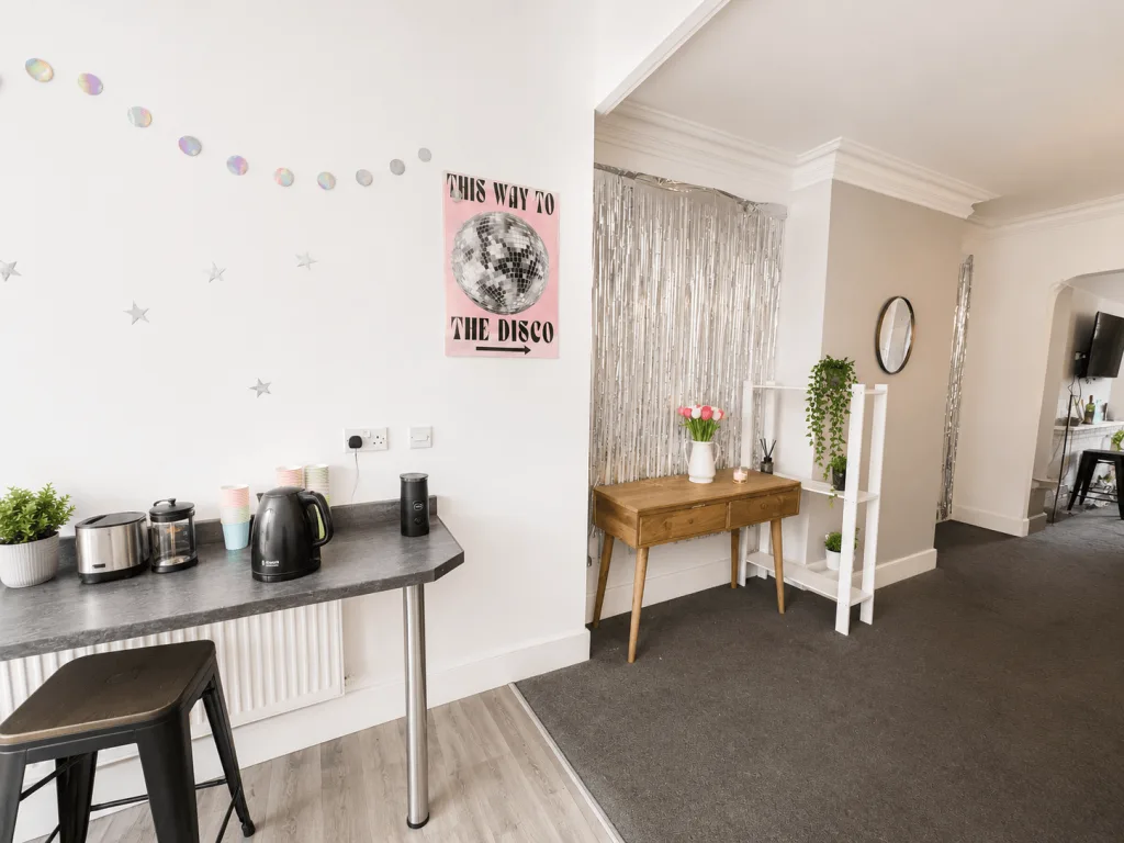 6 bedroom semi-detached house for rent