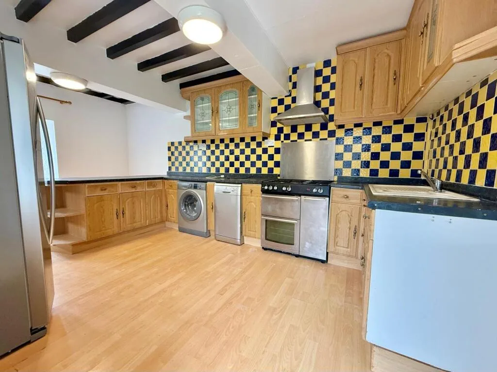 3 bedroom end of terrace house for rent