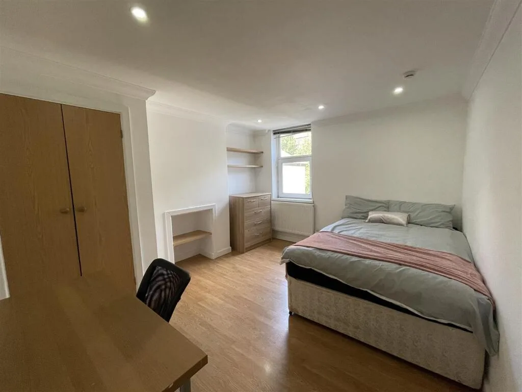 7 bedroom terraced house for rent