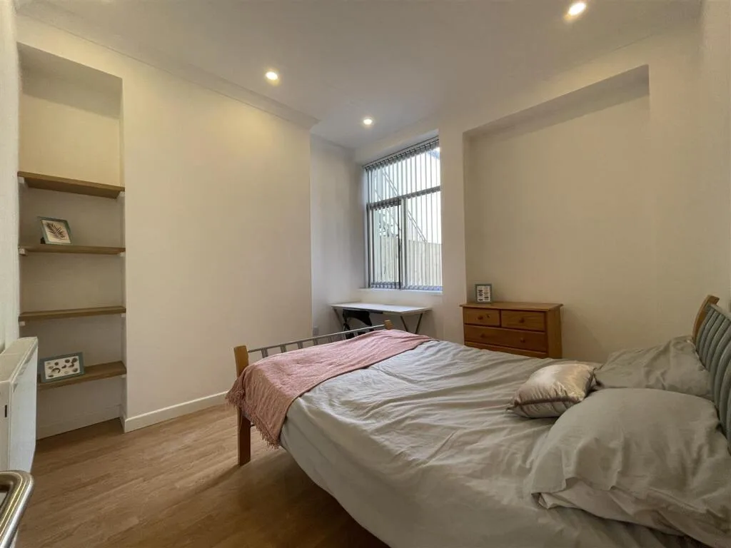 7 bedroom terraced house for rent