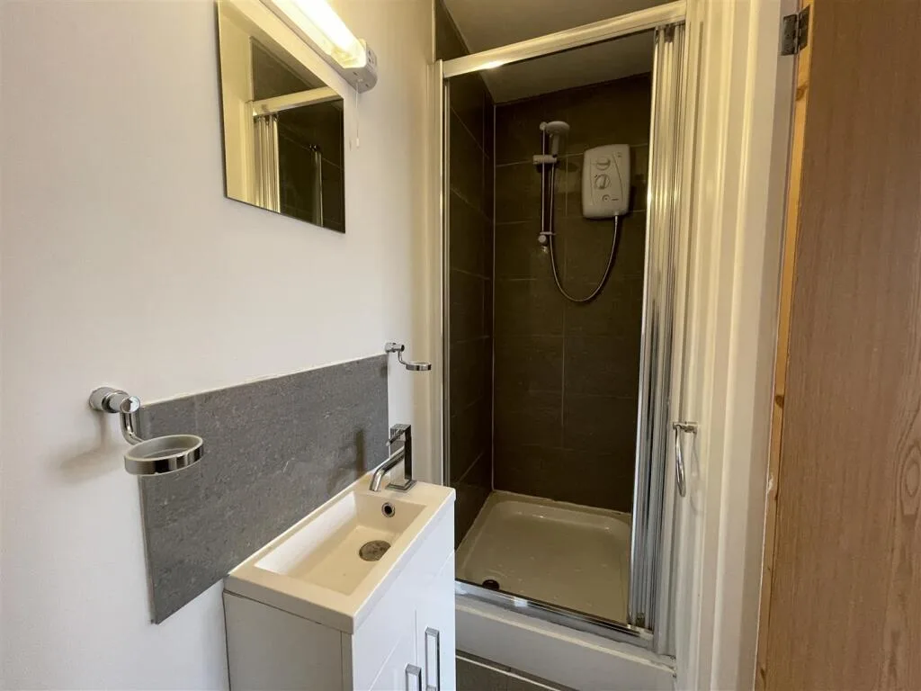 8 bedroom terraced house for rent