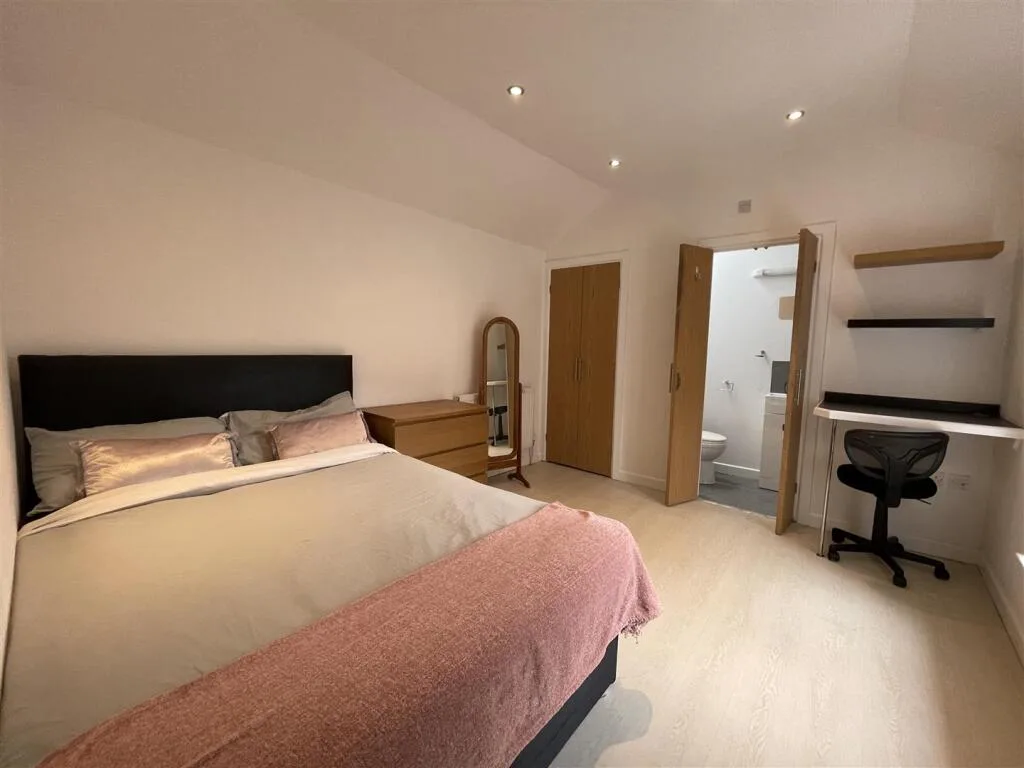 8 bedroom terraced house for rent