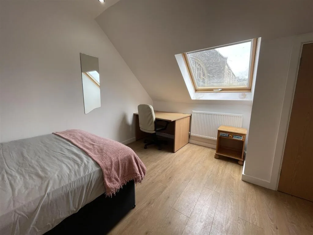 8 bedroom terraced house for rent