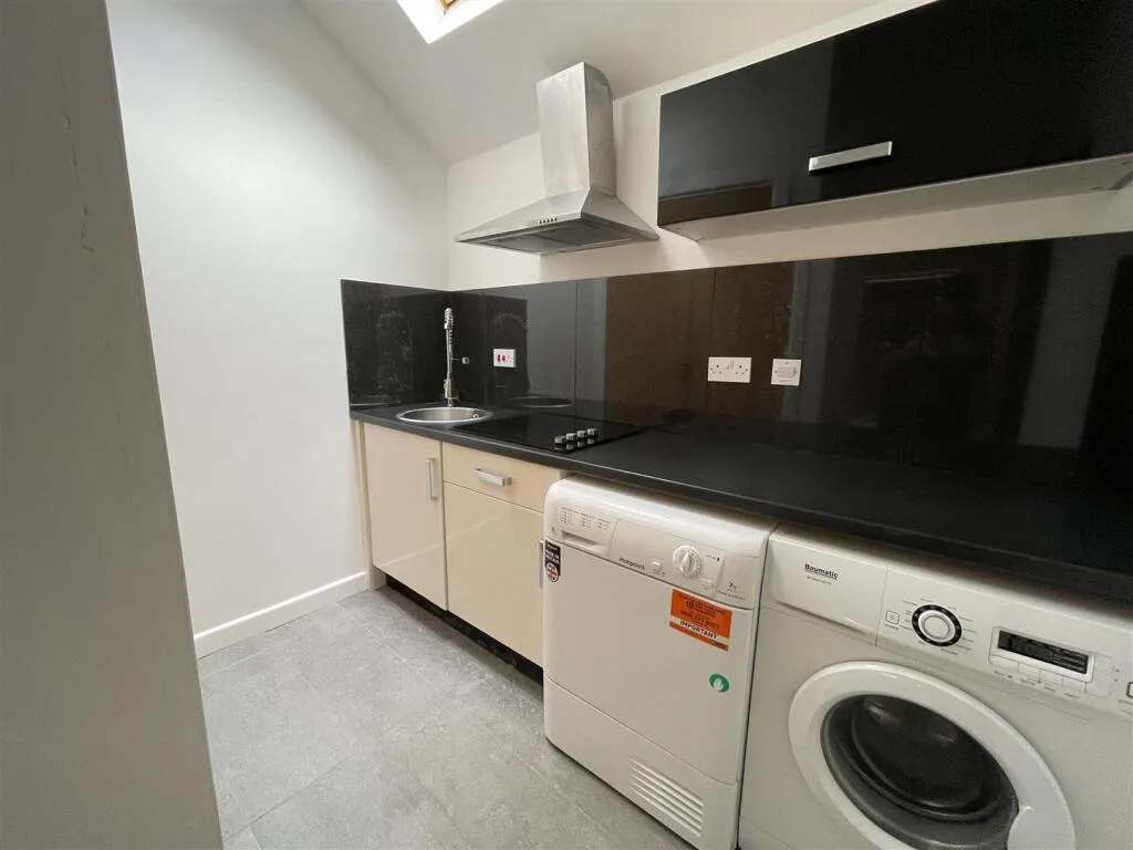 8 bedroom terraced house for rent