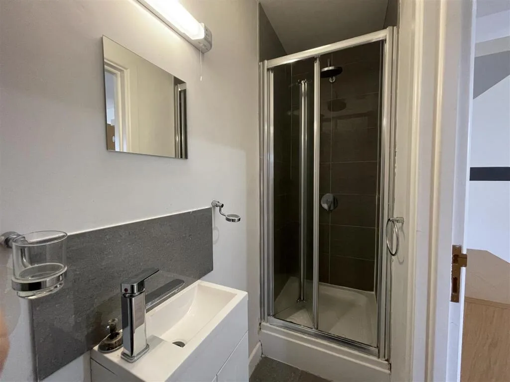 8 bedroom terraced house for rent