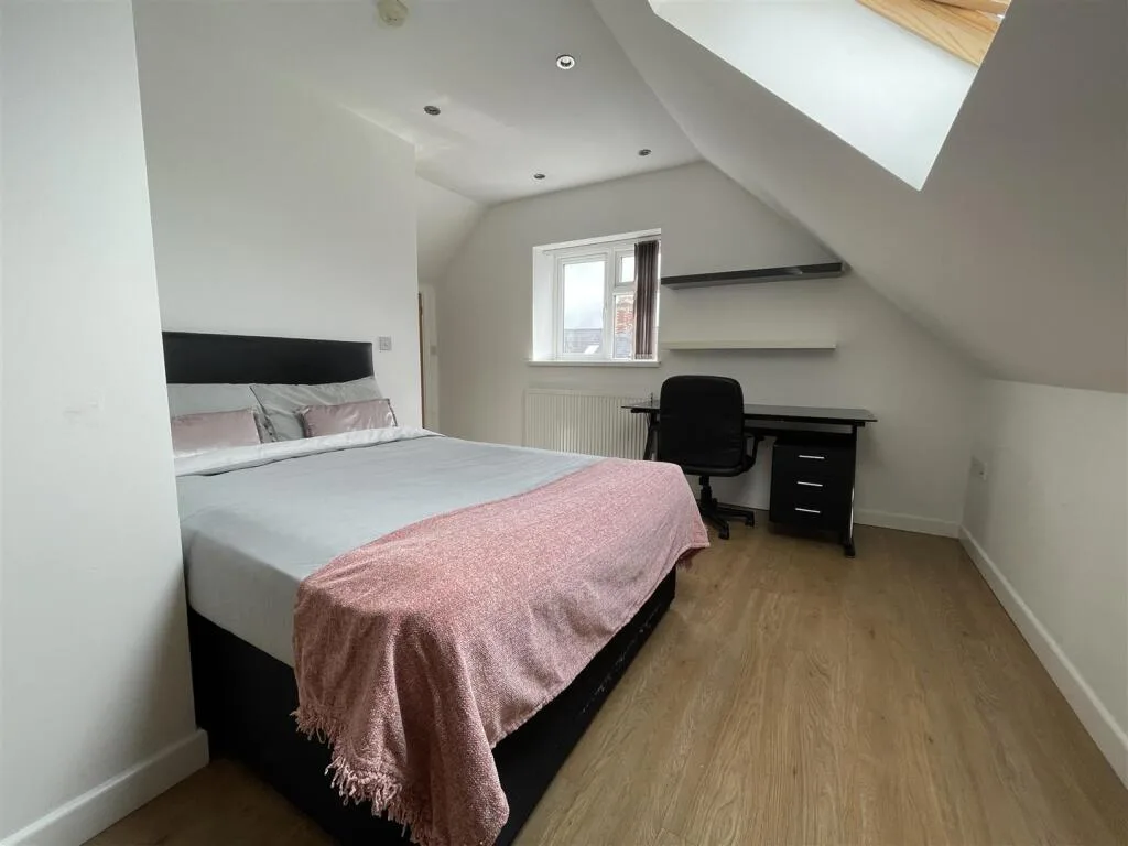 8 bedroom terraced house for rent