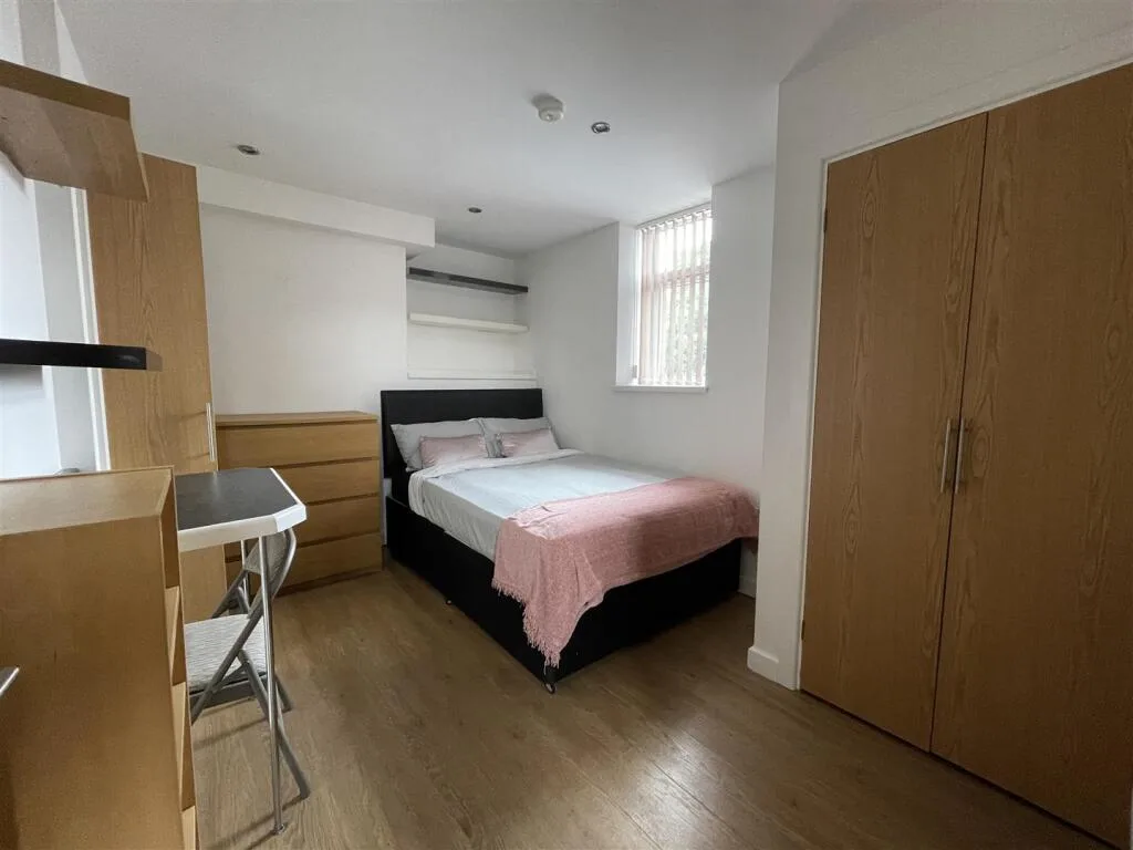 8 bedroom terraced house for rent