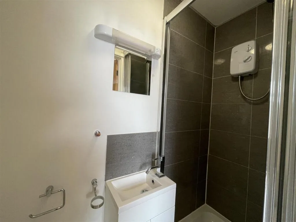8 bedroom terraced house for rent