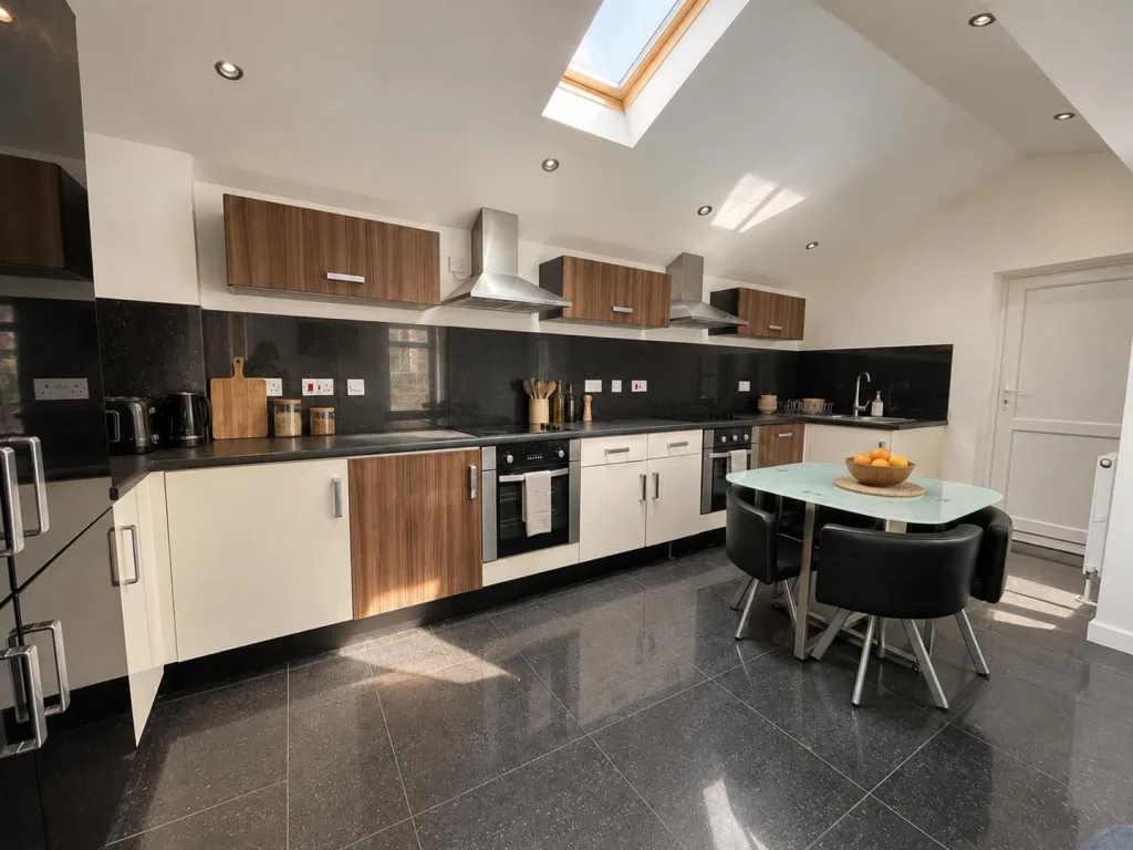 8 bedroom terraced house for rent