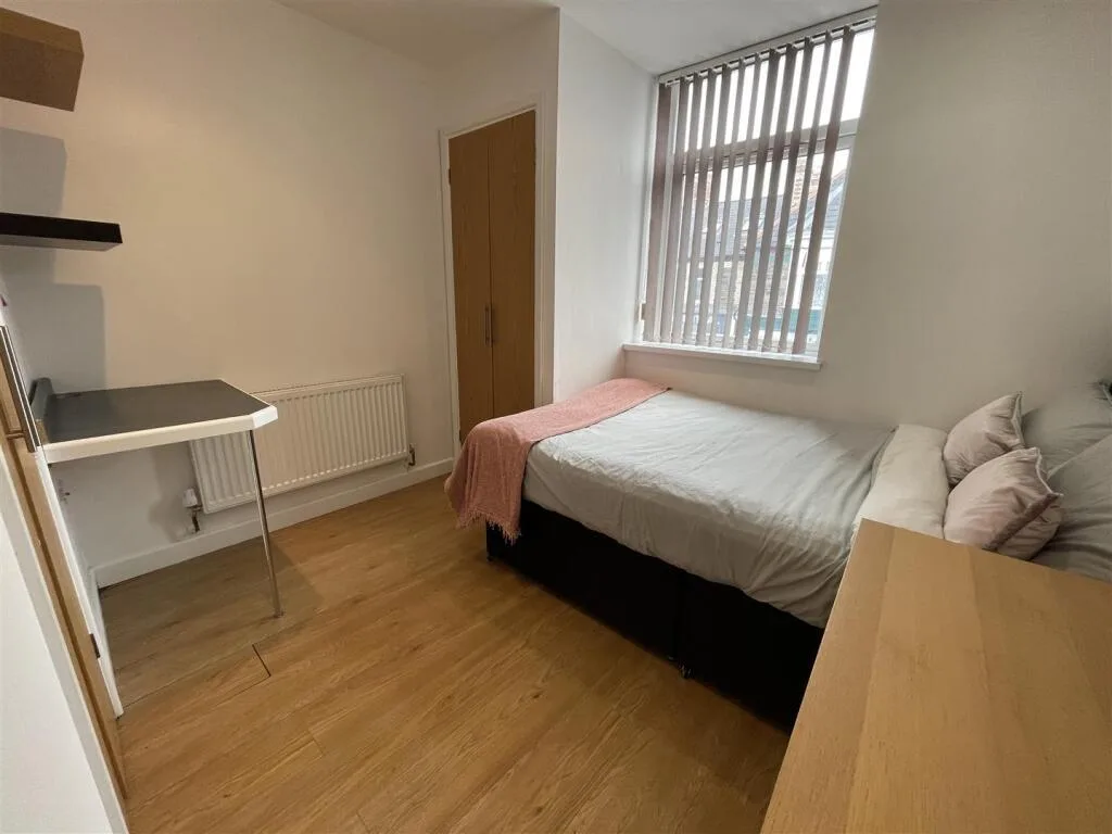 8 bedroom terraced house for rent