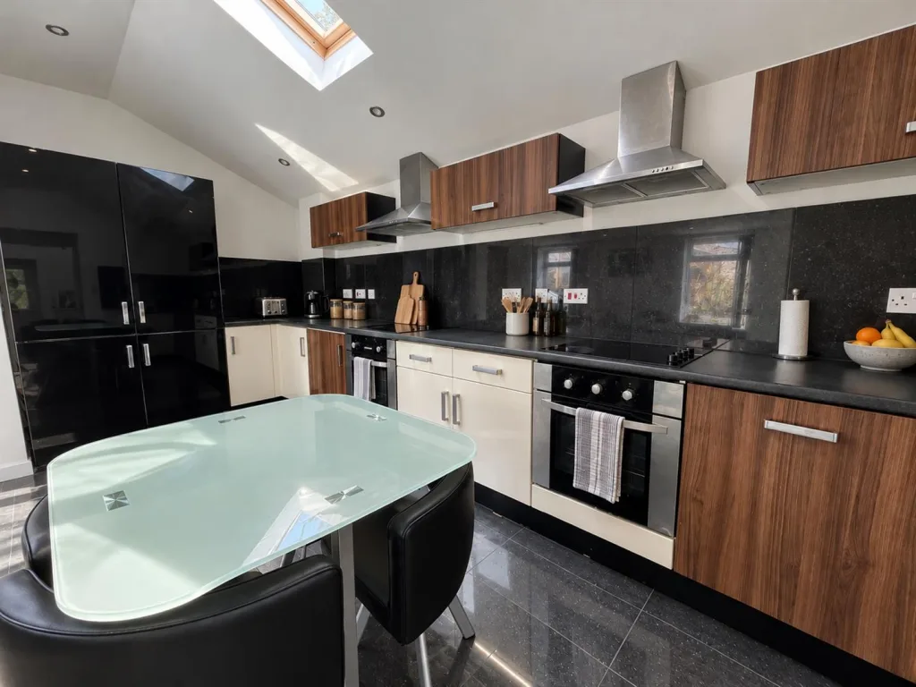 8 bedroom terraced house for rent