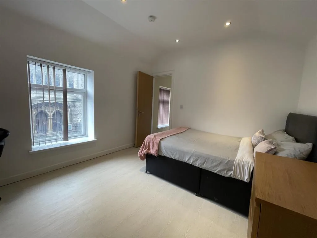 8 bedroom terraced house for rent