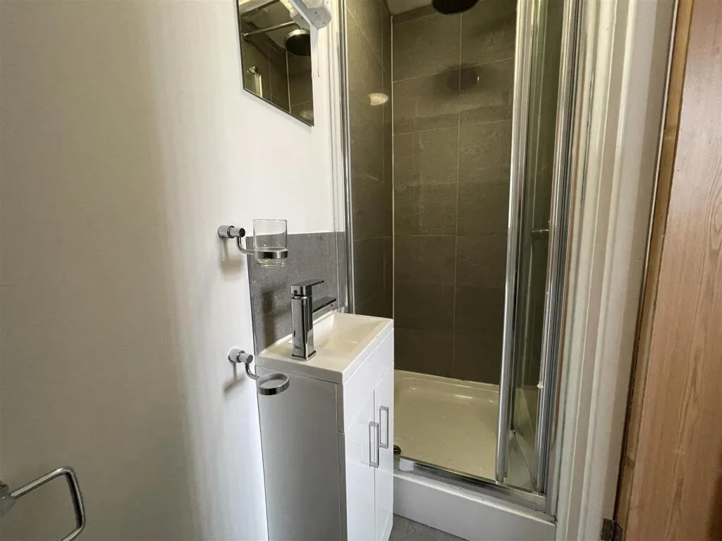 8 bedroom terraced house for rent