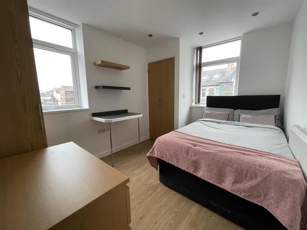 8 bedroom terraced house for rent