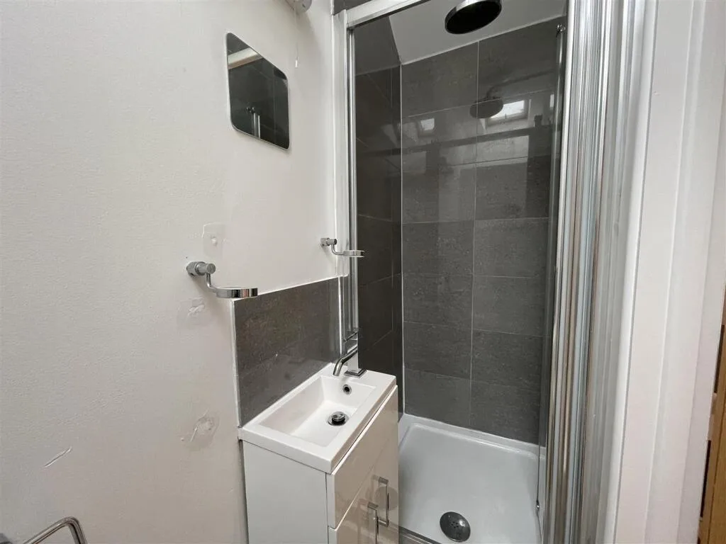 8 bedroom terraced house for rent