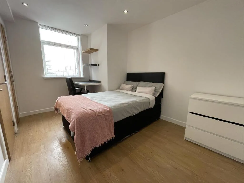 8 bedroom terraced house for rent
