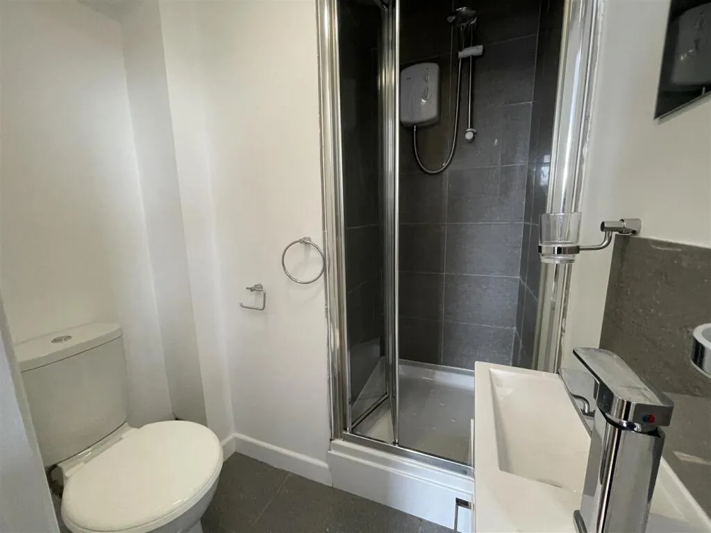 8 bedroom terraced house for rent