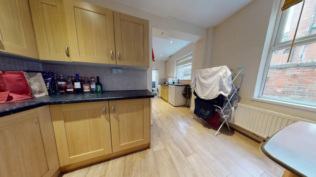 6 bedroom semi-detached house for rent