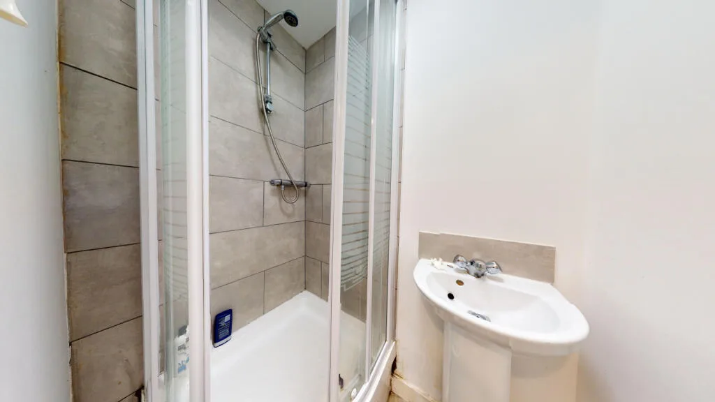 6 bedroom semi-detached house for rent