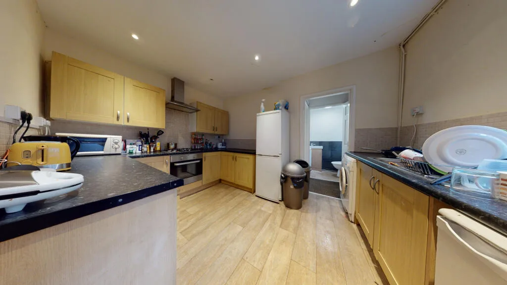 6 bedroom semi-detached house for rent