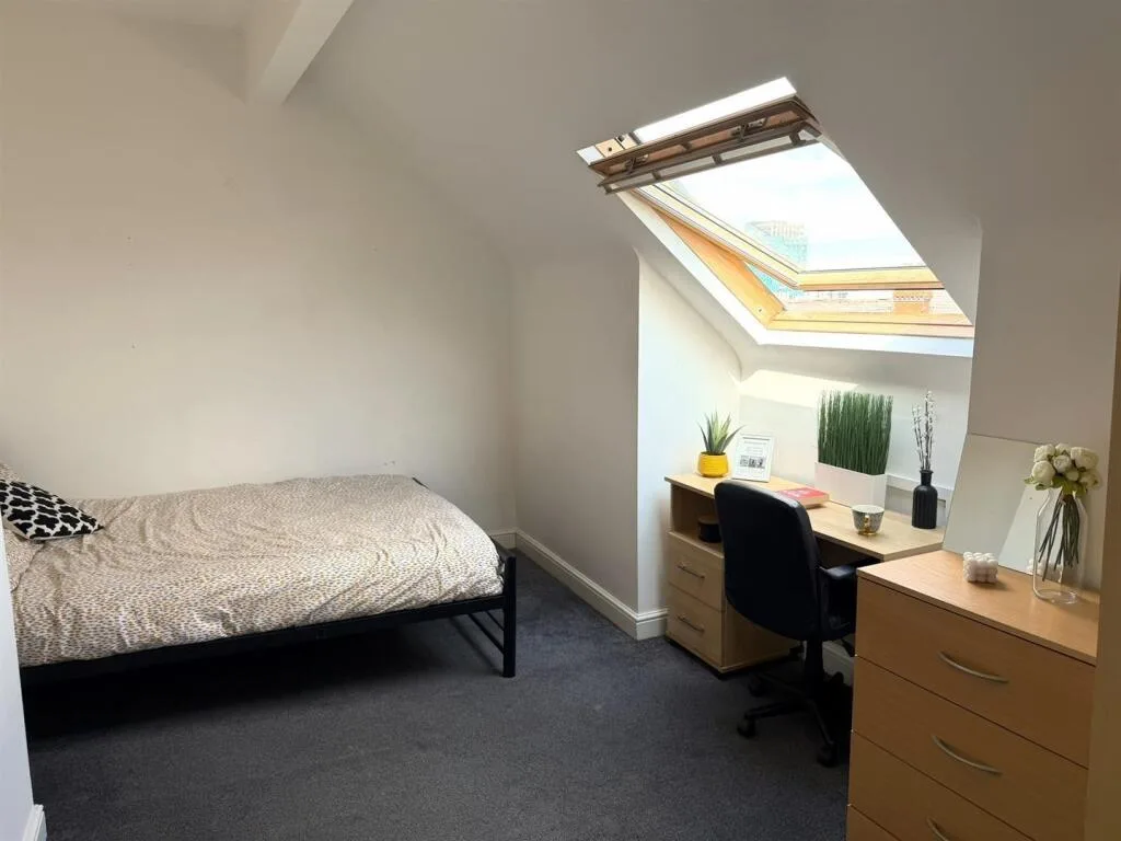 5 bedroom terraced house for rent
