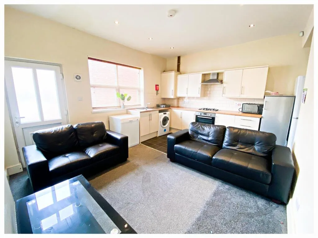 5 bedroom terraced house for rent
