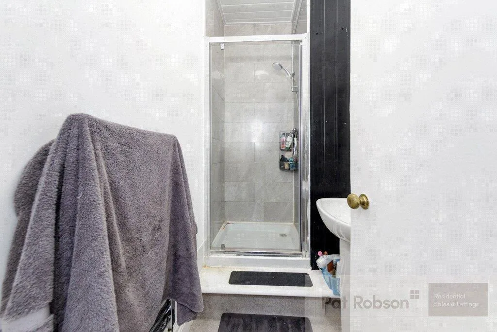 5 bedroom terraced house for rent