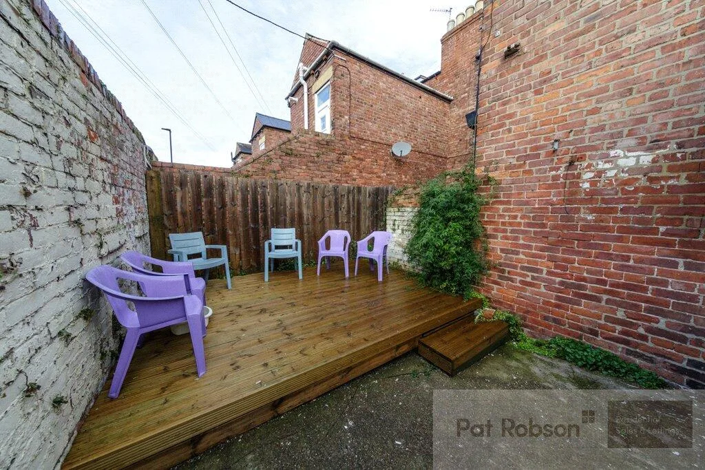 5 bedroom terraced house for rent