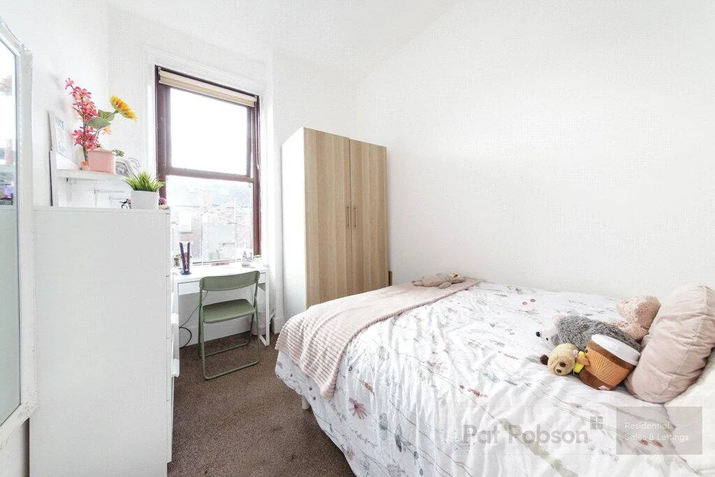 5 bedroom terraced house for rent