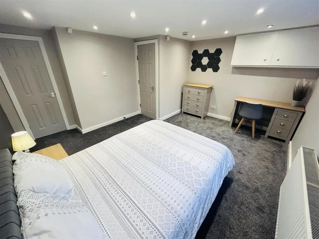 6 bedroom terraced house for rent