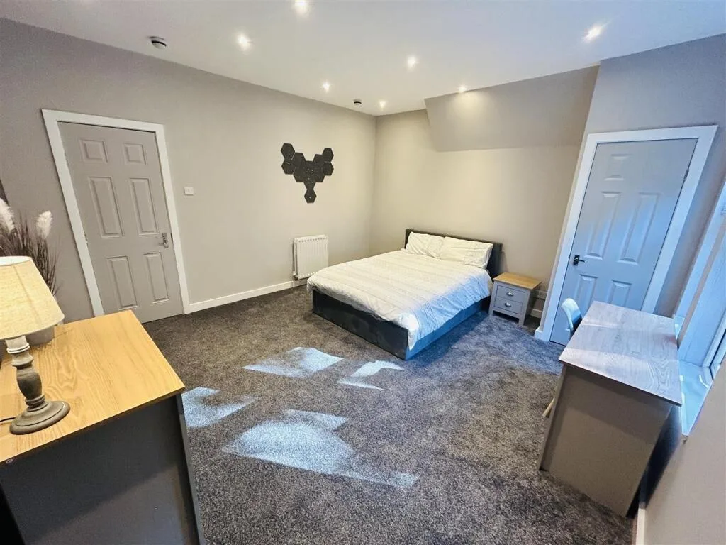 6 bedroom terraced house for rent