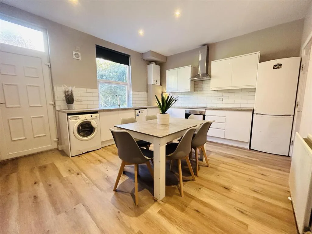 6 bedroom terraced house for rent