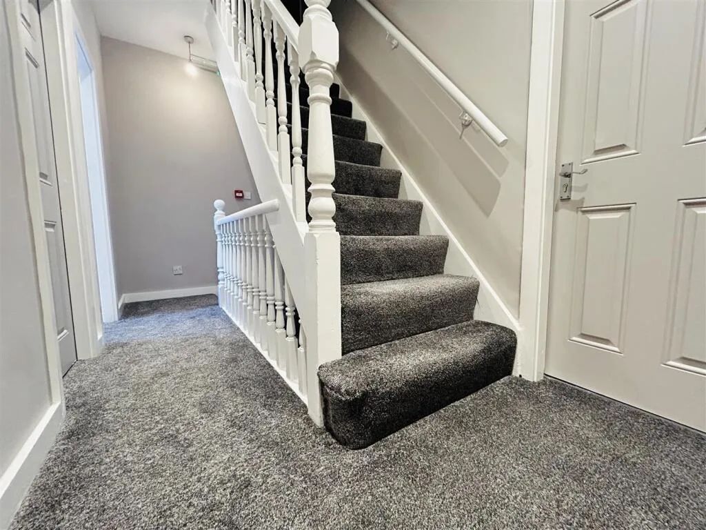 6 bedroom terraced house for rent