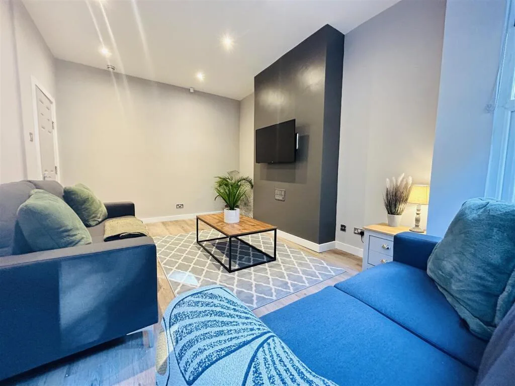 6 bedroom terraced house for rent