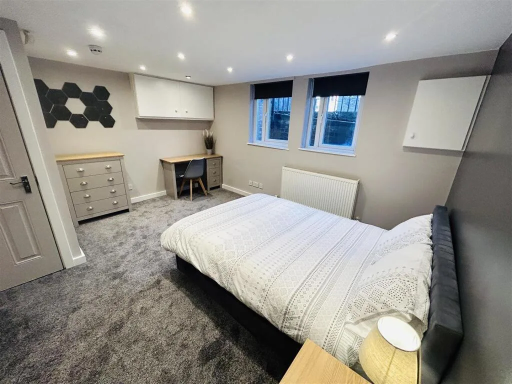 6 bedroom terraced house for rent