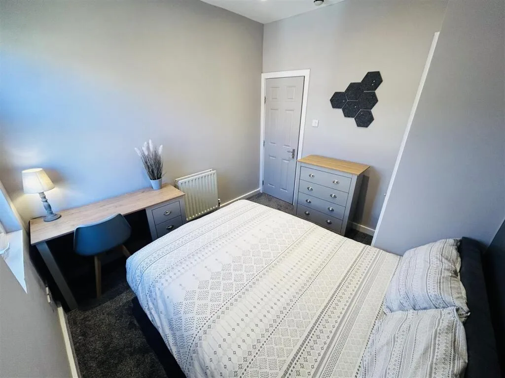 6 bedroom terraced house for rent