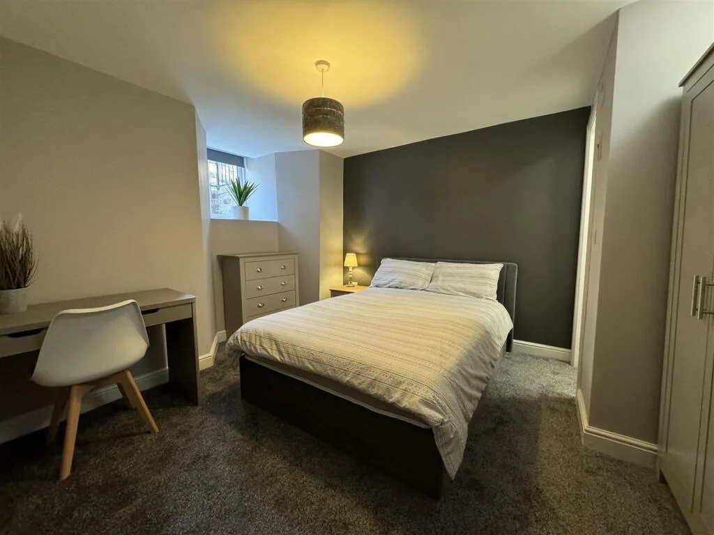 6 bedroom terraced house for rent