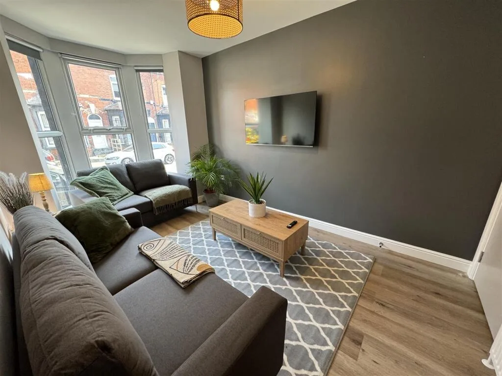 6 bedroom terraced house for rent