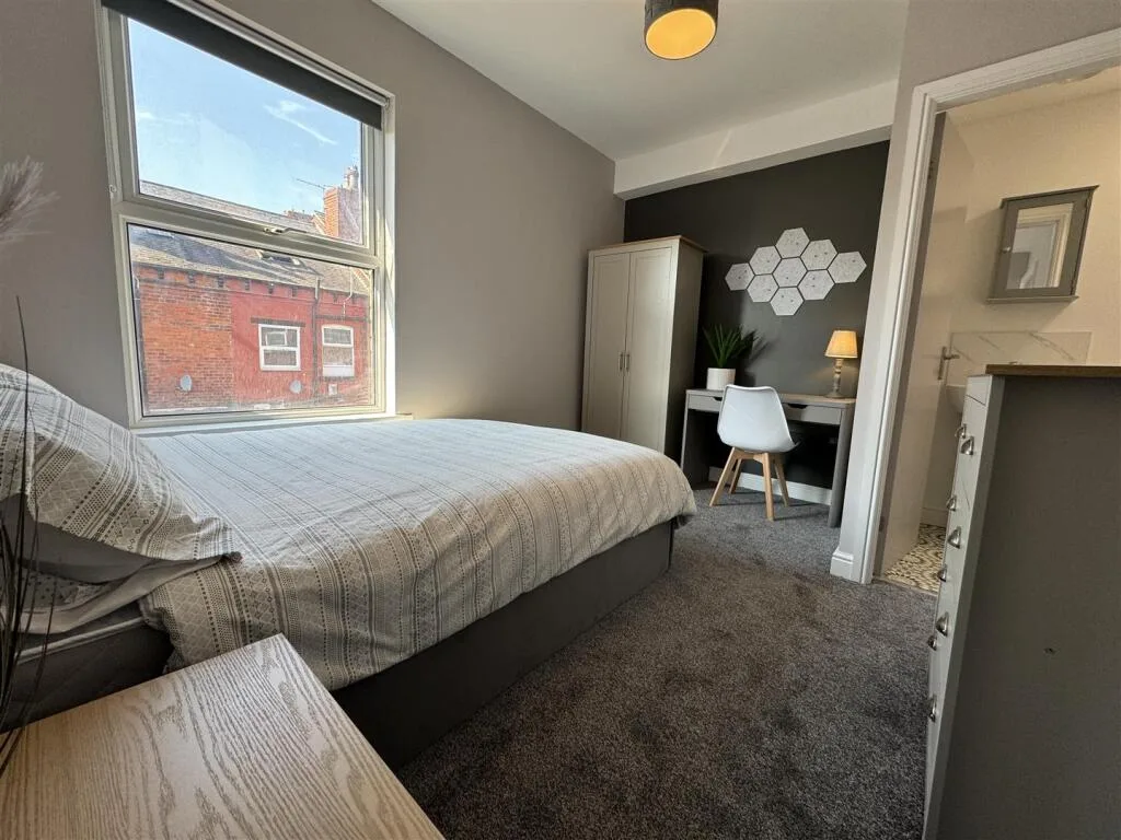 6 bedroom terraced house for rent