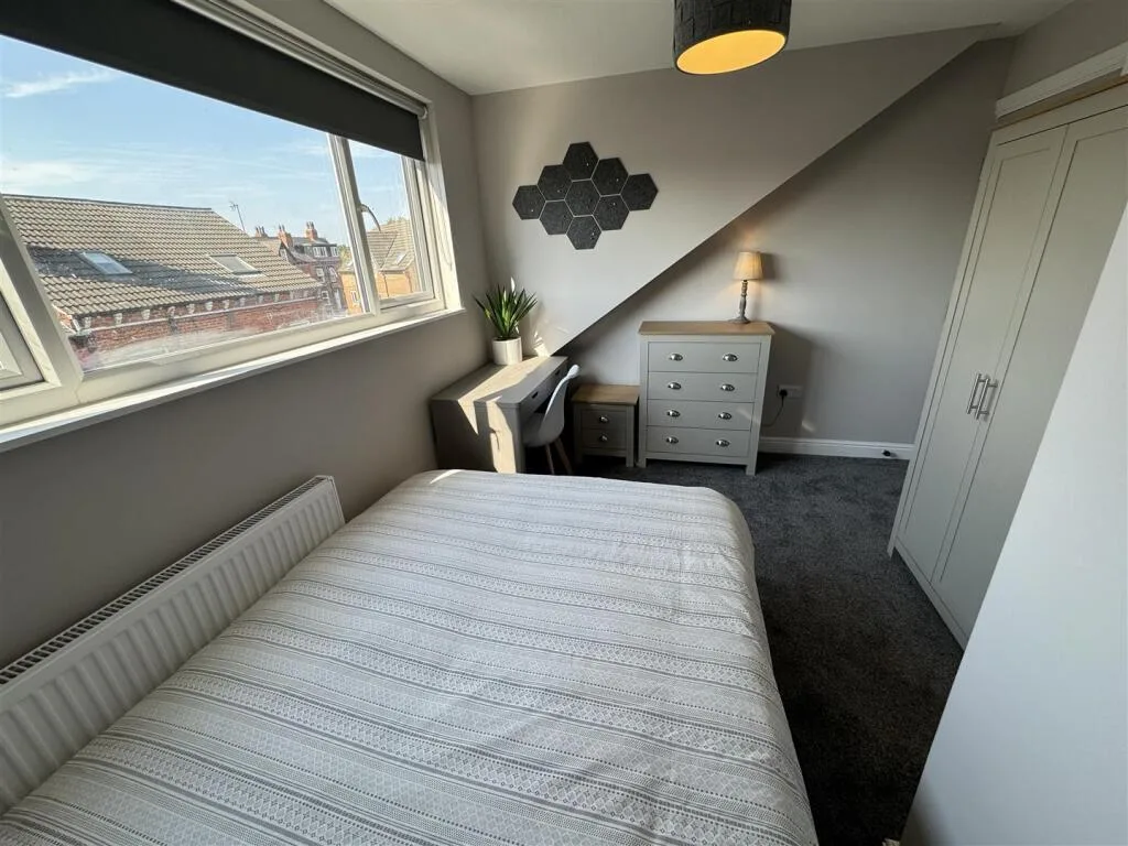 6 bedroom terraced house for rent