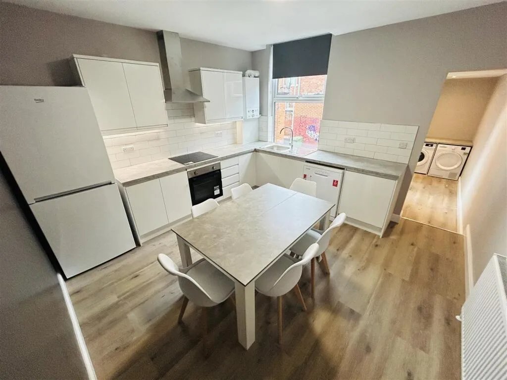 6 bedroom terraced house for rent