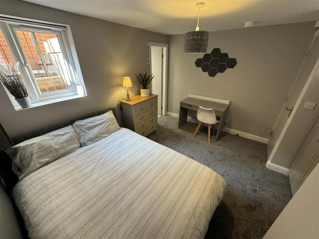 6 bedroom terraced house for rent
