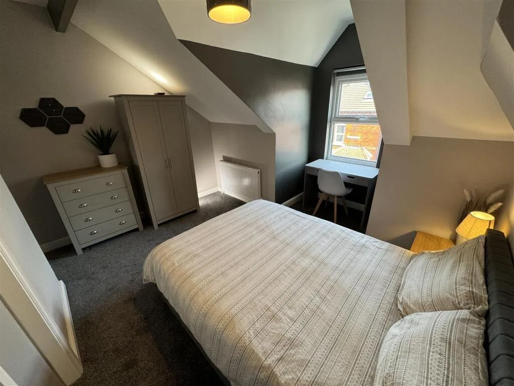 6 bedroom terraced house for rent