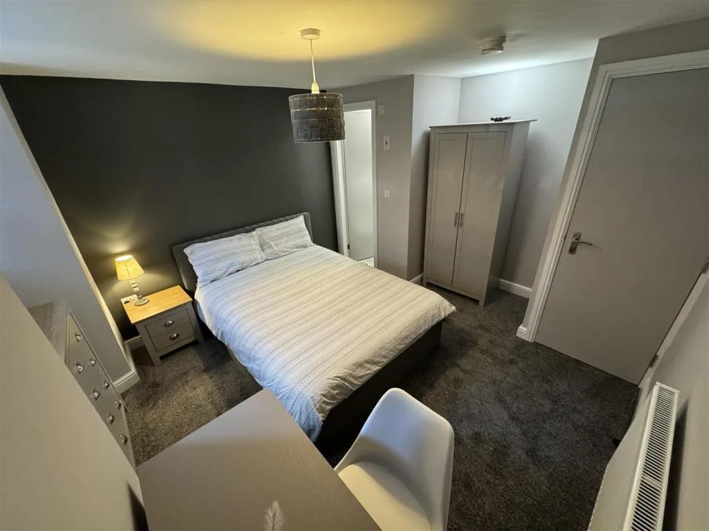 6 bedroom terraced house for rent