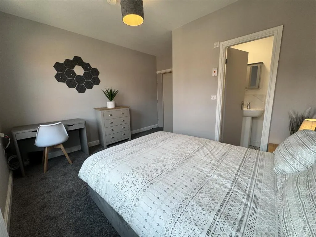 6 bedroom terraced house for rent