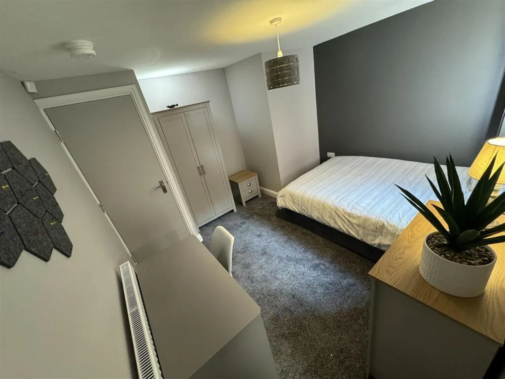 6 bedroom terraced house for rent