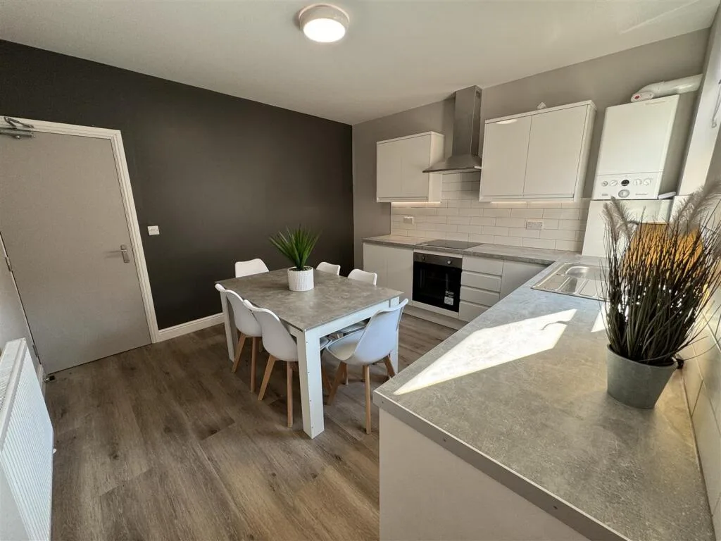 6 bedroom terraced house for rent