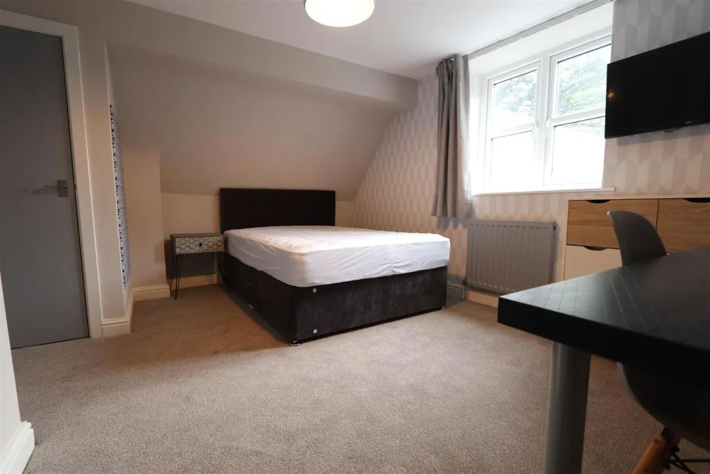6 bedroom semi-detached house for rent