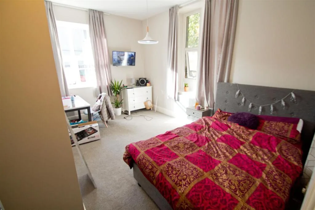 6 bedroom semi-detached house for rent
